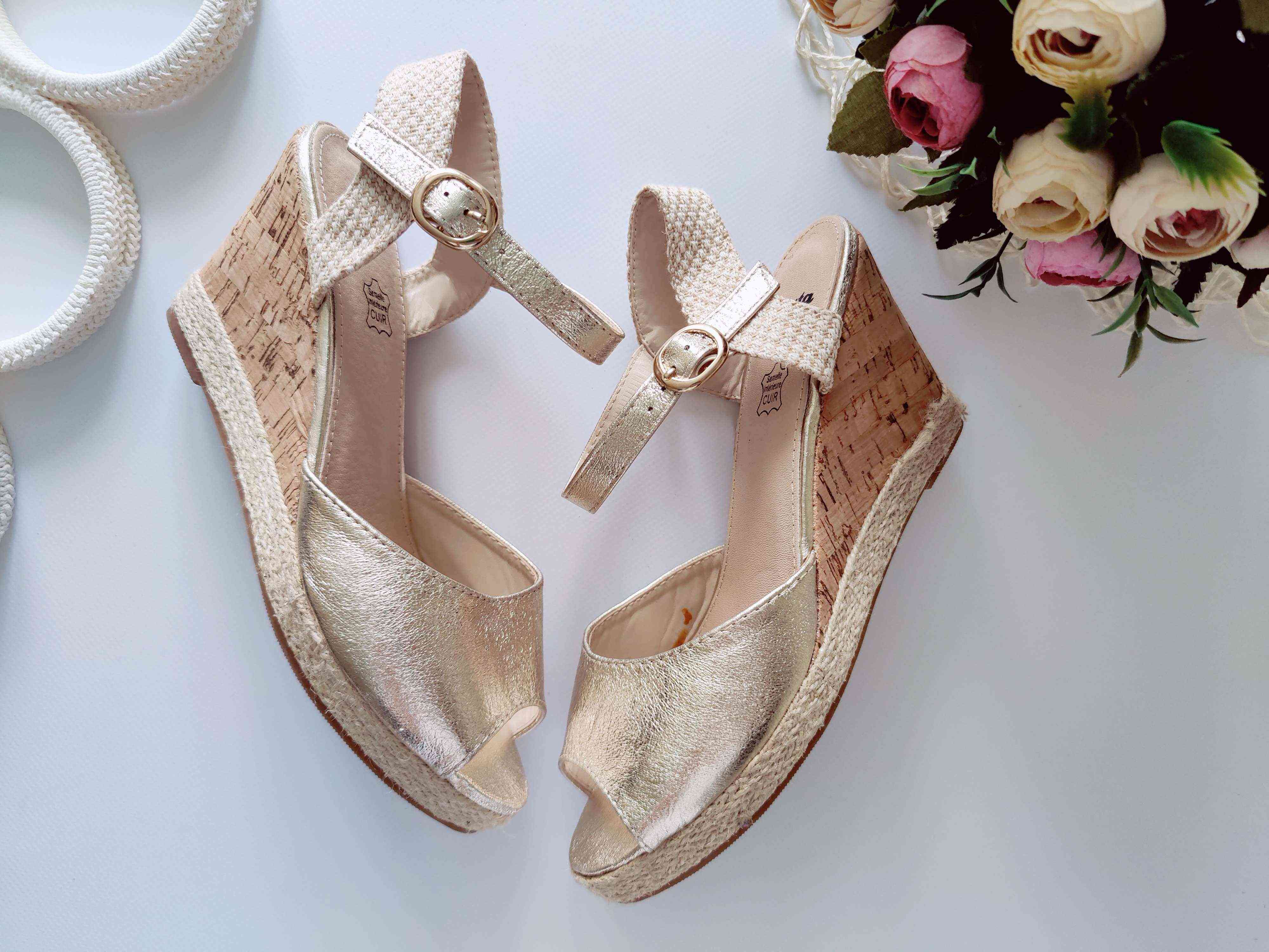 39 (25 см) Золотисті босоніжки на платформі Bata