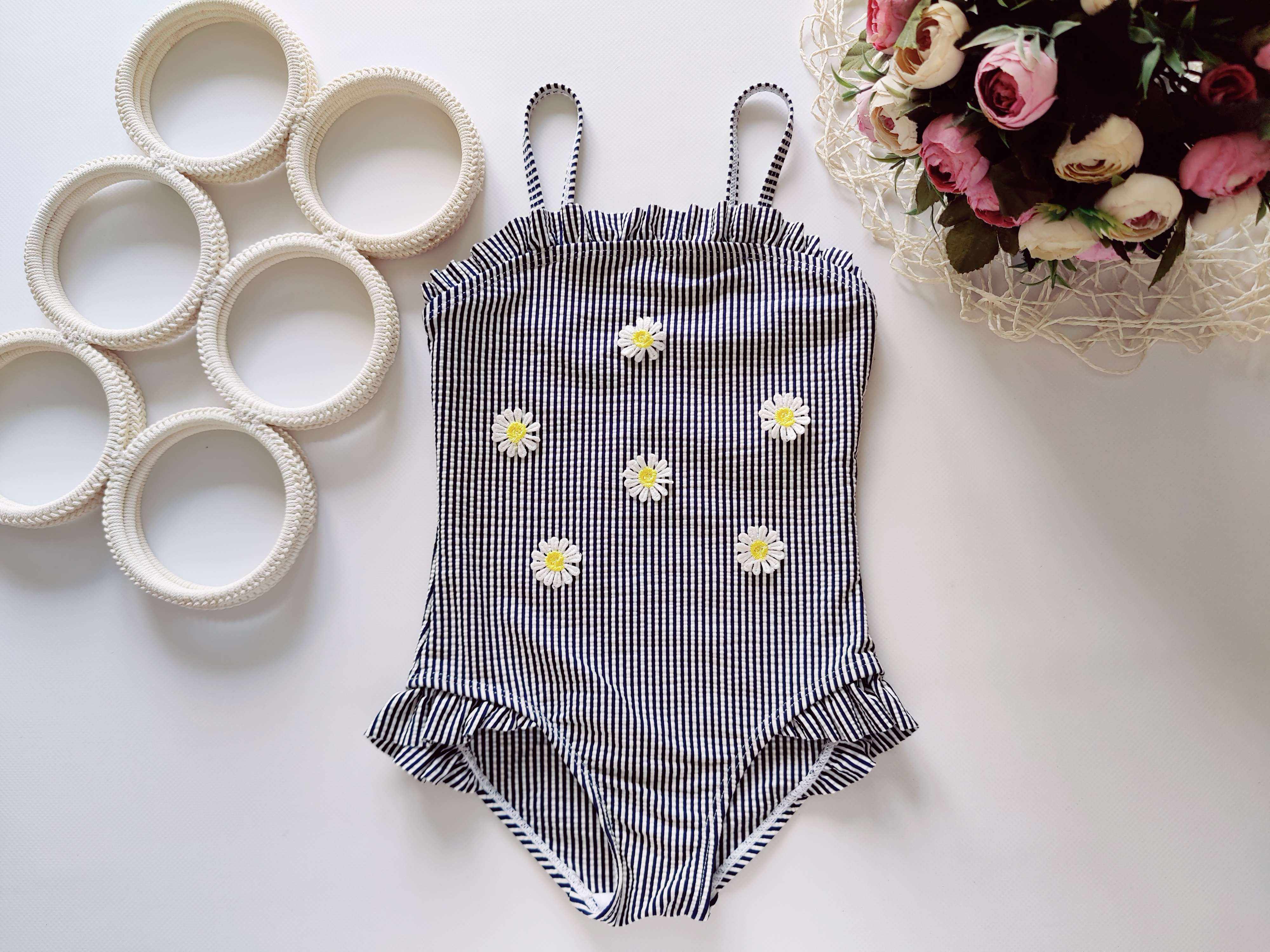 4,5 років, зріст 110 Порожнистий купальник в ромашках