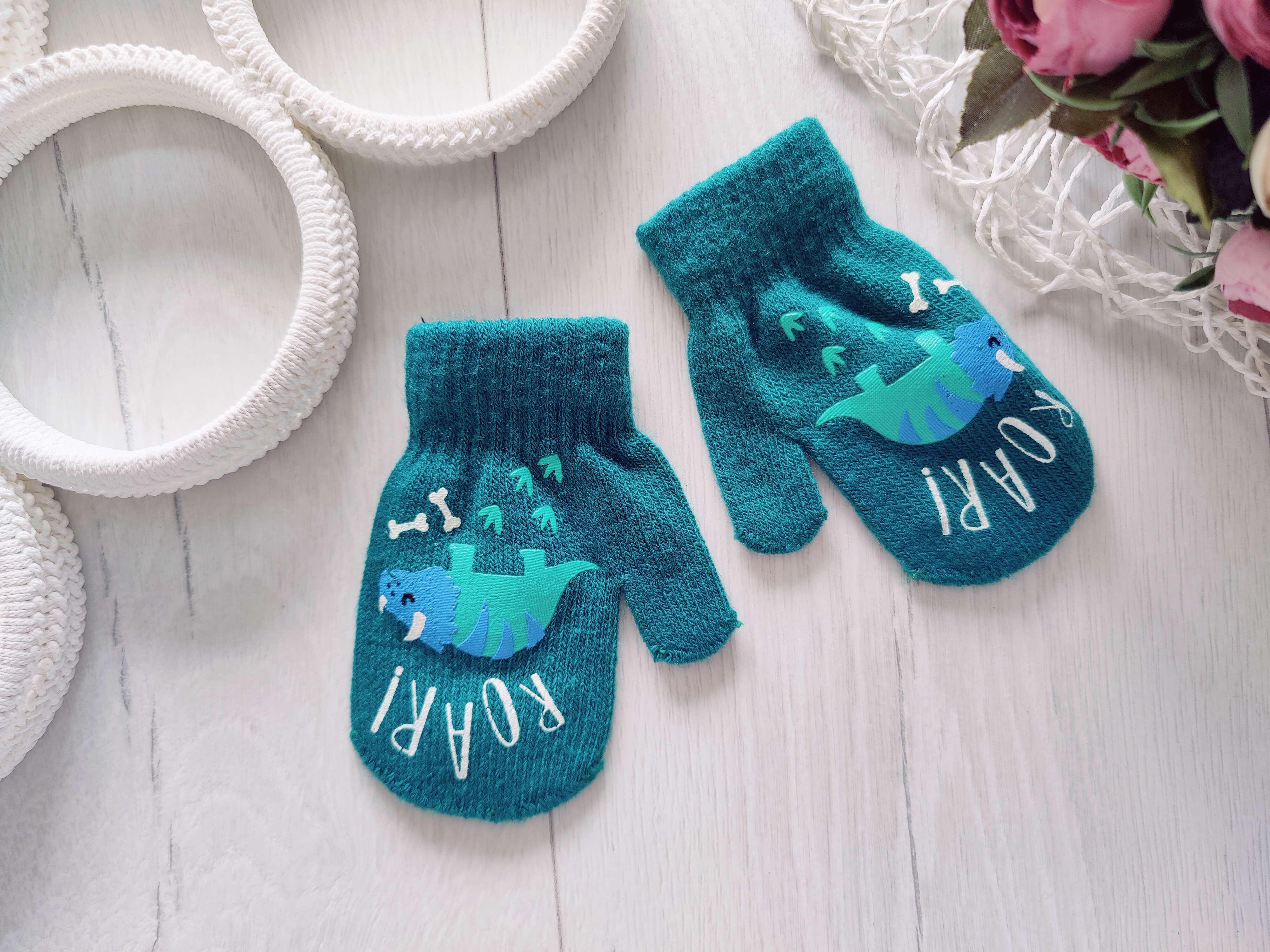 Нові в'язані рукавиці на рік