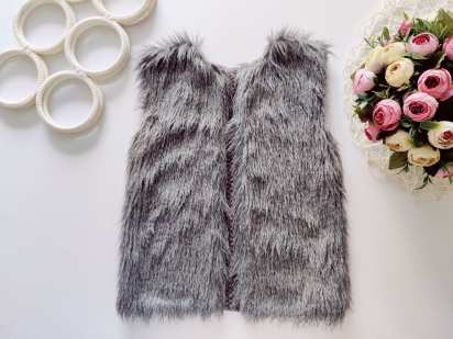 6,7 лет, рост 122 Меховая детская жилетка
