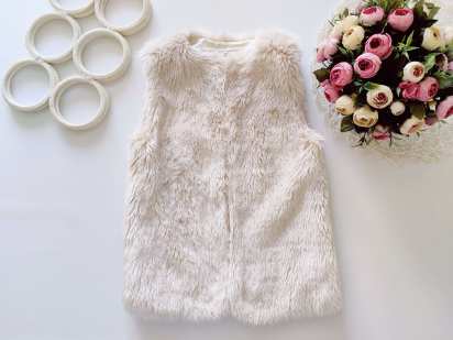 8,9 лет, рост 134 Меховая детская жилетка