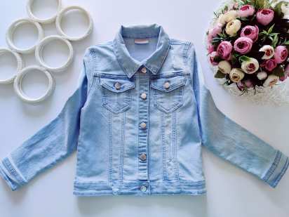 9 лет, рост 134 Модная голубая стрейчевая рваная джинсовка