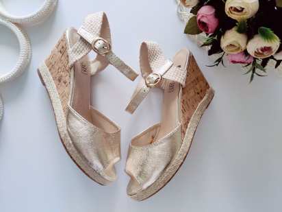 39 (25 см) Золотисті босоніжки на платформі Bata