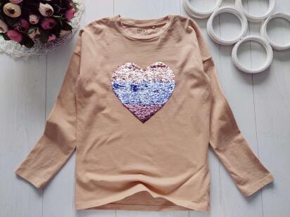 9 лет, рост 134 Хлопковый лонгслив с большим сердцем из пайеток