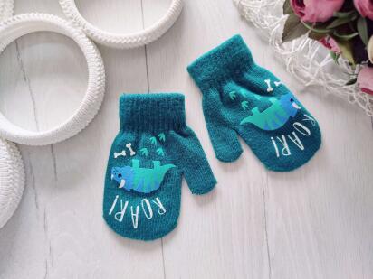 Нові в'язані рукавиці на рік