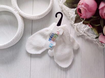 Нові в'язані дитячі рукавиці до року